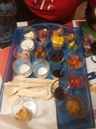 Barna skal få prøve en blindtest for å gjette om man kan smake hva det er uten å se.